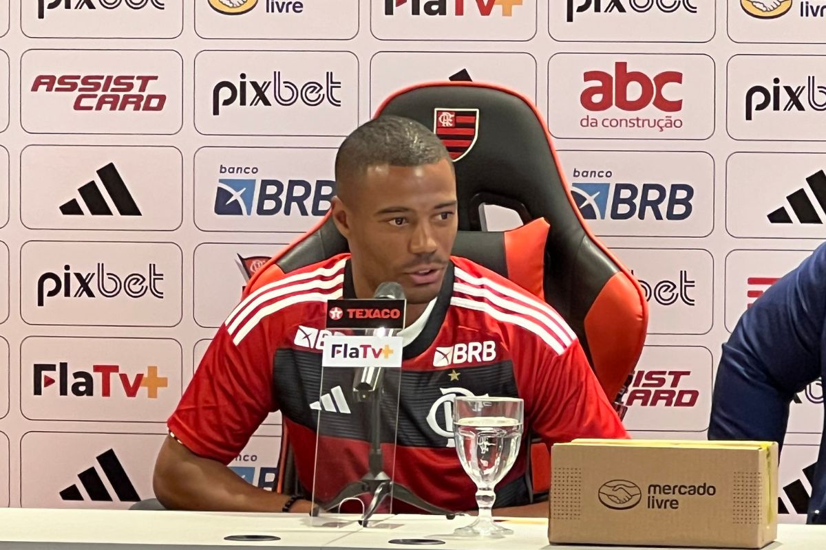 UÉ, CADÊ? PATROCINADOR SE "ESCONDE" EM UNIFORME DO FLAMENGO NA APRESENTAÇÃO DE DE LA CRUZ